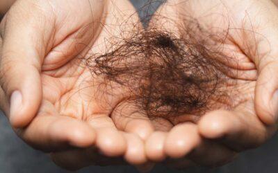 Chute de cheveux femme : causes, carences et solutions naturelles